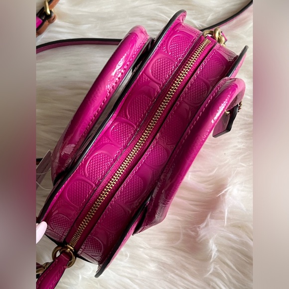 CN600 - Coach Heart Bag in Signature Leather - Picture 8 of 13